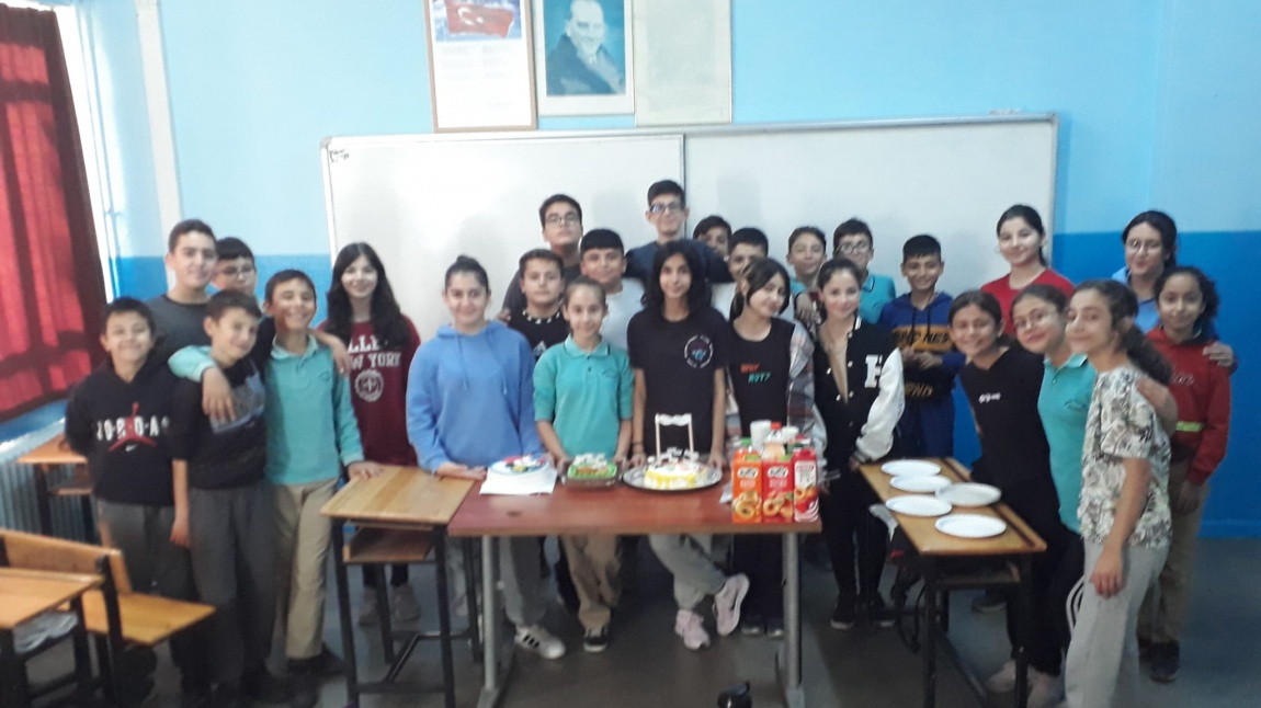 Okulumuz 7B Sınıfı Öğrencileriyle Hücre Modeli Pasta Etkinliği Yaptık